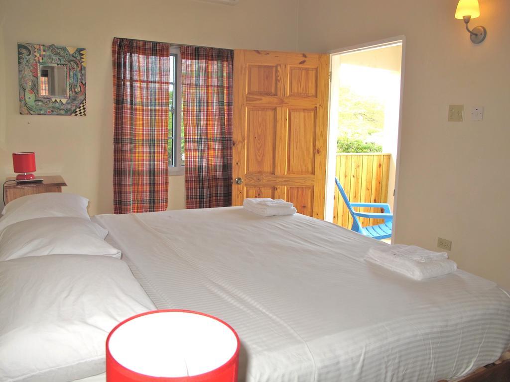 Just Next Door Hostel Treasure Beach Room photo